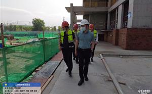 事無巨細，身體力行----萬董事長深入工地檢查指導工作
